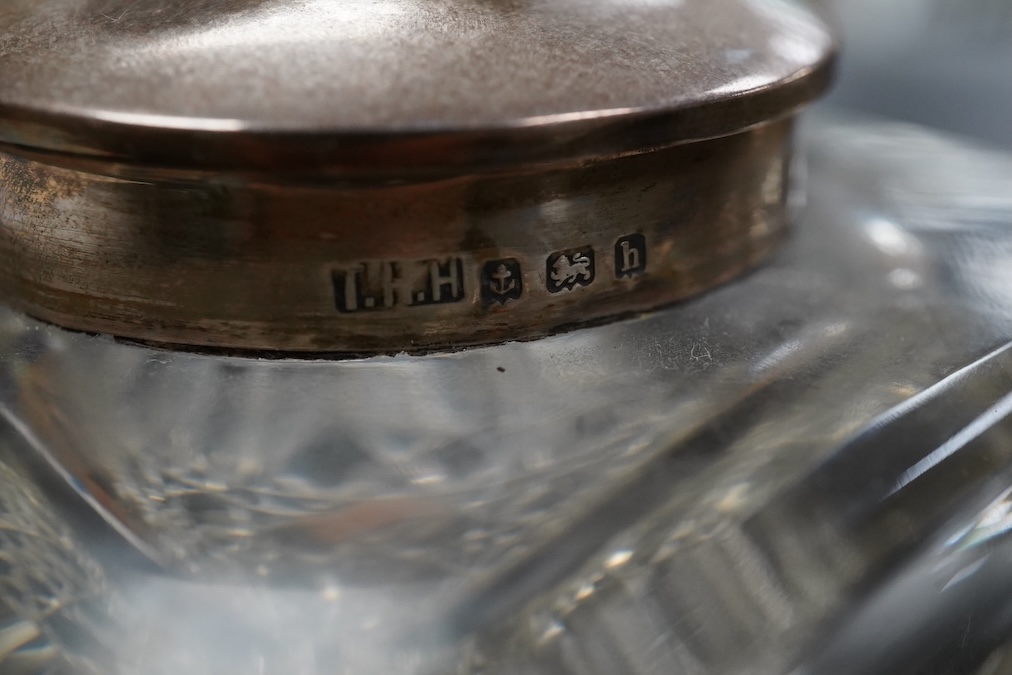 An Edwardian silver mounted clear glass inkwell, Birmingham, 1907, T Hazelwood & Co Ltd, square with hobnail cut base, the hinged mount with bee finial height 8.5cm